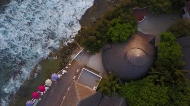 Üstten görünüm Maldivler Adası kamera lüks tropikal otel Resort çubuğu üzerinde yükseliyor. Büyük sörf ve büyük dalgalar yukarıda gösterilen restraunt üzerinde artan dron. Dalgalı hava fooage