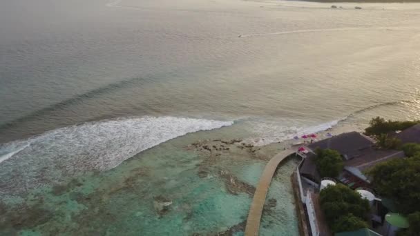 熱帯の島のリゾート ホテルのレストランとターコイズ インド洋モルディブでの空撮 — ストック動画