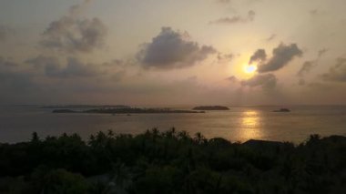 Hava tropikal ada günbatımı, kamera accending üzerinde avuç içi ve okyanus siluetleri görünümdür