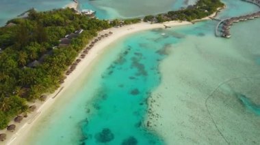 Beyaz kum palmiye ağaçları ve turkuaz Hint Okyanusu üzerinde Maldivler, yukarıdan dron görüntüleri 4 k ile tropik ada resort Otel'in havadan görünümü