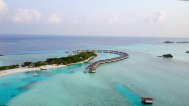 Beyaz kum palmiye ağaçları ve turkuaz Hint Okyanusu üzerinde Maldivler, yukarıdan dron görüntüleri 4 k ile tropik ada resort Otel'in havadan görünümü