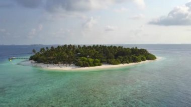 Kameranın küçük yuvarlak tropikal atoll Island resort hotel beyaz kum palmiye ağaçları ve turkuaz Hint Okyanusu ile çevresinde Maldivler, dron görüntüleri havadan görünümü yukarıdaki 4 k uçar