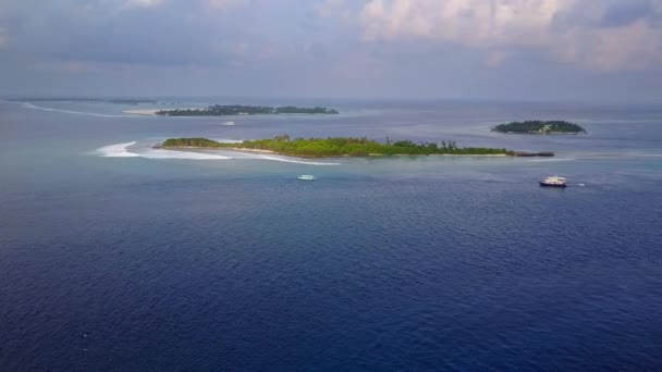 Luchtfoto van tropisch eiland resorthotel met witte zand palmbomen en turkooizen Indische Oceaan op Malediven, drone-beelden van bovenaf in 4k — Stockvideo