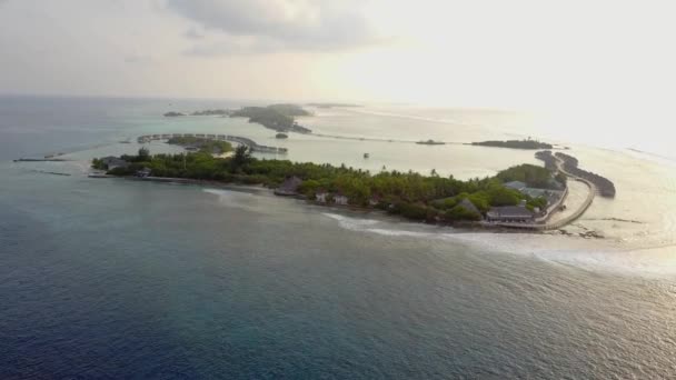 Vista aérea do hotel resort ilha tropical com palmeiras de areia branca e oceano Índico turquesa em Maldivas, metragem drone de cima em 4k — Vídeo de Stock