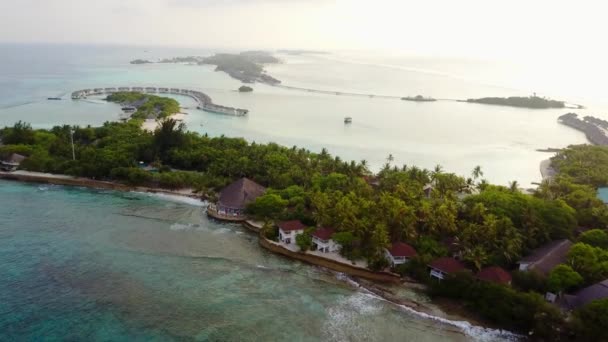 Beyaz kum palmiye ağaçları ve turkuaz Hint Okyanusu üzerinde Maldivler, yukarıdan dron görüntüleri 4 k ile tropik ada resort Otel'in havadan görünümü — Stok video