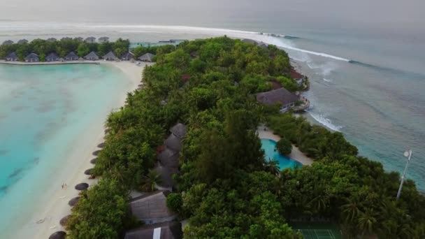 Vista aérea de la isla tropical resort hotel con palmeras de arena blanca y el océano Índico turquesa en Maldivas, imágenes de drones desde arriba en 4k — Vídeos de Stock