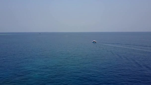 Luftaufnahmen von oben mit Motorboot bei hoher Geschwindigkeit schneidet die Wellen und hinterlässt dabei eine lange weiße Spur. konzeptionelle Videopräsentation für den Tourismus. Teurer Lebensstil und Art der Freizeit — Stockvideo
