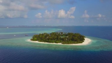 Kameranın doğru yuvarlak tropik ada resort otel beyaz kum palmiye ağaçları ve turkuaz Hint Okyanusu ile Maldivler, dron görüntüleri havadan görünümü yukarıdaki 4 k uçar