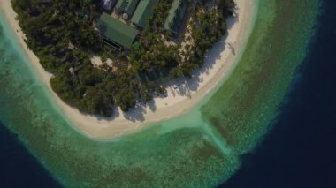 Gölgeler ve turkuaz Hint Okyanusu üzerinde hava dron kamera için boş tropikal beyaz kum plaj güverte sandalyeleri atoll Island resort palm ile tarih Pzr içinde yatan bir tek çift azalan ağaçlar