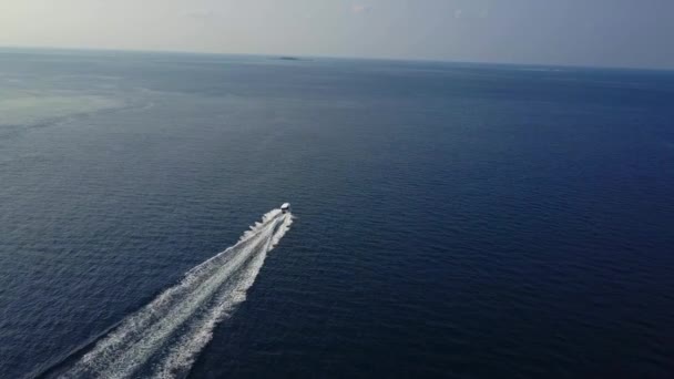 Vue aérienne du sommet avec bateau à moteur à grande vitesse coupe les vagues tout en laissant un long sentier blanc. Présentation vidéo conceptuelle pour le tourisme. Style de vie cher et type de loisirs 