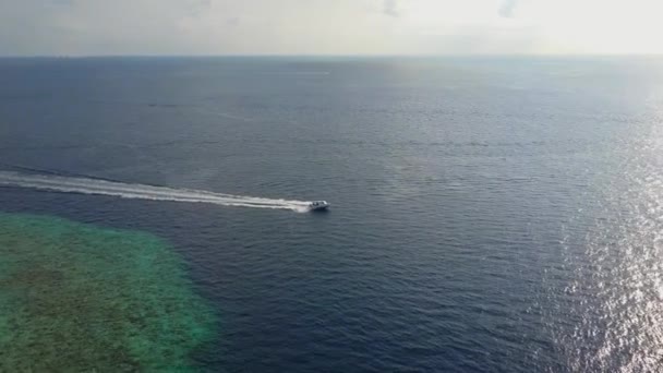 Aerial footage top view with motor boat at high speed cuts the waves while is leaving a long white trail. Conceptual video presentation for tourism. Expensive lifestyle and kind of leisure — Stock Video