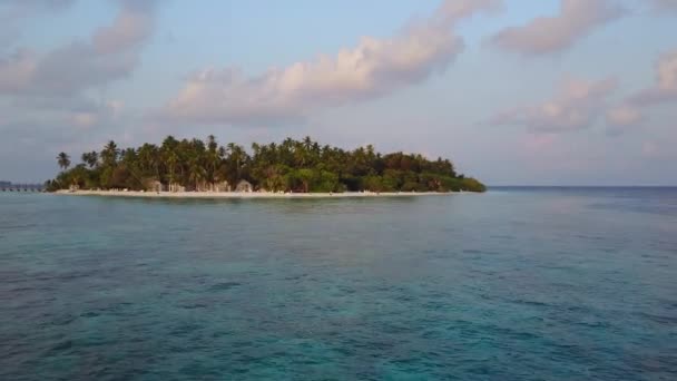 A câmera se afasta do atol tropical redondo ilha resort hotel com palmeiras de areia branca sobre turquesa água do oceano indiano em Maldivas, drone baixa altitude metragem vista aérea de cima em 4k — Vídeo de Stock