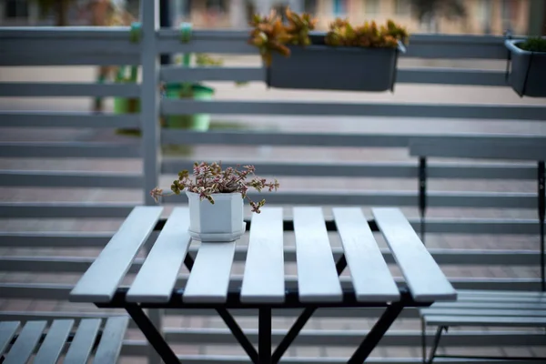 Wit houten planken tafel, stoelen en horizontale hek van café in de straat. Achtergrond voor de "product placement". Buiten lege Europees restaurant of coffee shop buitenkant geïsoleerd. Geen mensen. — Stockfoto