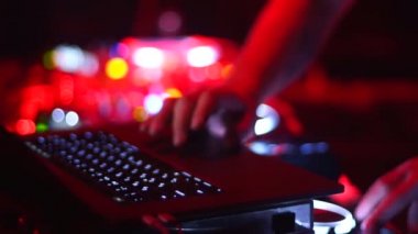 Program ve Dj Mikser ışıklar karanlıkta karıştırma ile dizüstü bilgisayar. Dj müzik gece partide ayarlama touchpad parmak ve dans ile kontrol eder. Kulüp hayat kavramı