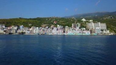 Hava dron dağlarda renkli cityscape kadeh deniz üzerinde Europe kapanış. Yoğun çok katlı deniz kenarında tatil bina. Kamera geriye doğru taşır. Kırım'da, Utes Ellings, Karadeniz.