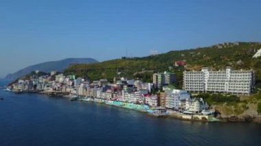 Deniz, Avrupa, yoğun çok katlı bina deniz kenarında tatil Dağları üzerinde renkli cityscape hava dron panorama görüntüleri. Kırım'da, Utes Ellings, Karadeniz.