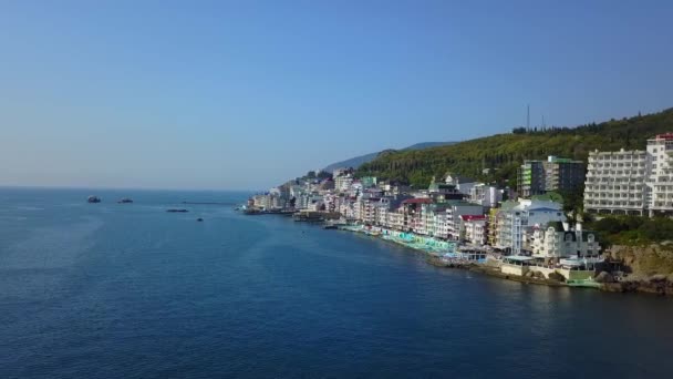 Luftdrone panorama optagelser af farverige bylandskab på bjergene over havet, Europa, Tæt multi-etagers bygning ved havet i udvej. Krim, Utes Ellings, Sortehavet . – Stock-video