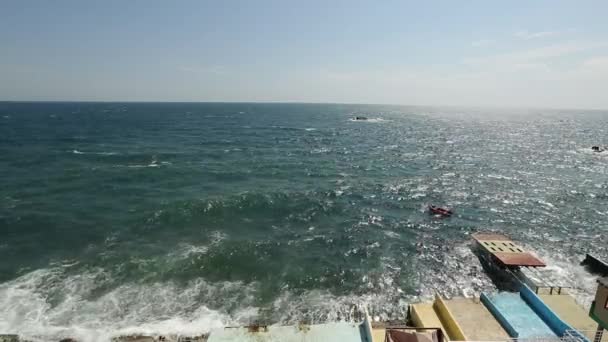 Grandes Olas Rompiendo Frente Mar Terraplenes Salpicando Rociando Gotas Agua — Vídeo de stock