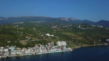 Deniz, Avrupa, yoğun çok katlı bina deniz kenarında tatil Dağları üzerinde renkli cityscape hava dron panorama görüntüleri. Kırım'da, Utes Ellings, Karadeniz.