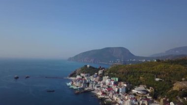 Deniz, Avrupa, yoğun çok katlı bina deniz kenarında tatil Dağları üzerinde renkli cityscape hava dron panorama görüntüleri. Kırım'da, Utes Ellings, Karadeniz.
