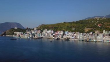 Hava dron dağlarda renkli cityscape kadeh deniz üzerinde Europe kapanış. Yoğun çok katlı deniz kenarında tatil bina. Kamera geriye doğru taşır. Kırım'da, Utes Ellings, Karadeniz.