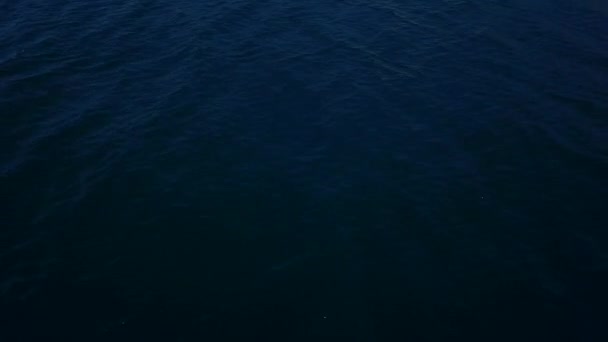 Aerial establecer tiro de apertura de agua de mar a hermoso paisaje urbano europeo colorido en las montañas sobre el mar. Denso edificio de varios pisos junto a la orilla del complejo. la Crimea, los Utes, el Mar Negro . — Vídeo de stock