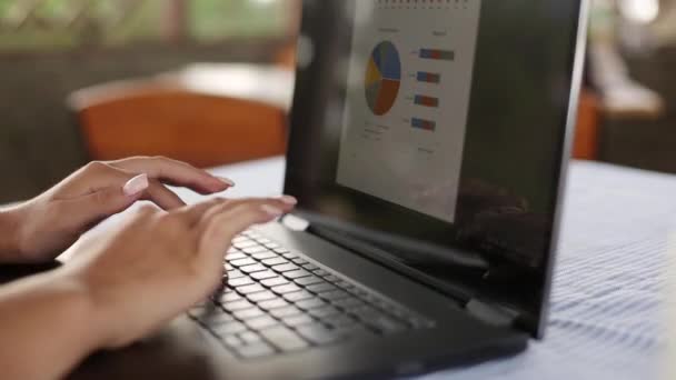 フリーランサー女性のクローズ アップは、熱帯の夏場所にノート パソコンと水着でリモート操作のキーボードで typping を手します。旅行コンピューターと 4 g 5 g の wi-fi インターネット。在宅勤務のコンセプト — ストック動画