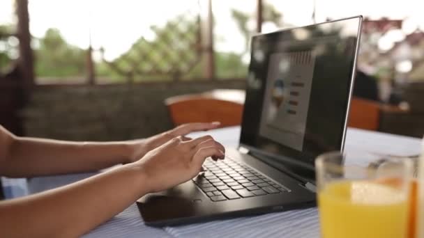 Fechar-se de mãos de mulher freelancer que digitam no teclado do computador portátil no local de verão tropical e trabalham remotamente no maiô. Viajando com um computador e internet wi-fi 4g 5g. Conceito de teletrabalho — Vídeo de Stock