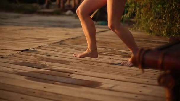 Mujer joven en vacaciones de verano saltando en el agua clara de la piscina azul para refrescarse en el día soleado caliente con salpicaduras y rociar en cámara lenta. Chica en bikini azul buceando en la piscina en un resort de lujo vacío . — Vídeo de stock