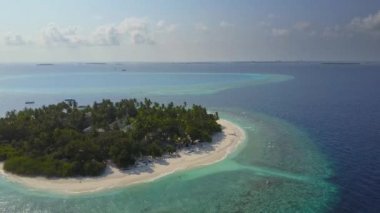 Kamera tropik ada resort otel beyaz kum palmiye ağaçları ve turkuaz Hint Okyanusu üzerinde Maldivler, dron görüntüleri havadan görünümü yukarıdaki 4 k uçar