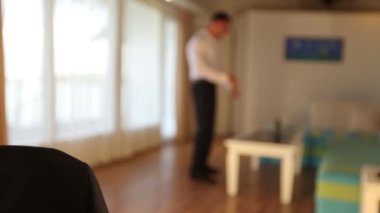 Damat sandalye dosyasını alır. Erkek işadamı üzerinde bir iş toplantısı önce onun ceket Giydir