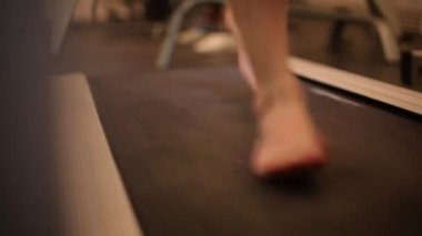 Yalınayak Koşu bandı üzerinde çalışan sporcular ayak closeup