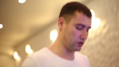 Yalınayak Koşu bandı üzerinde çalışan sporcular yüzü closeup