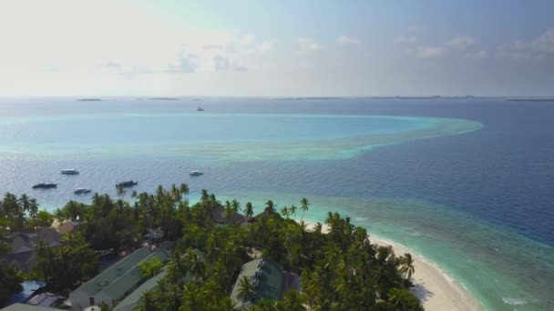 Luchtfoto panoramisch uitzicht op de tropische eiland resorthotel met witte zand palmbomen en turkooizen Indische Oceaan op Malediven, drone-beelden van bovenaf in 4k — Stockvideo