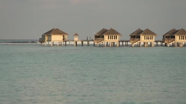 Blick auf tropische Lagune mit luxuriösen Overwater-Bungalows bei Sonnenaufgang oder Sonnenuntergang auf den Malediven — Stockvideo