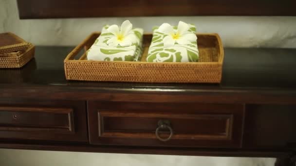 Spa accessories and decor: moisturizer, oils, candles, towels, flowers at tropical island spa therapy center on Maldives — Stock Video
