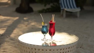 Tropikal plaj masada iki kokteyller. Mavi ve pembe içecekler