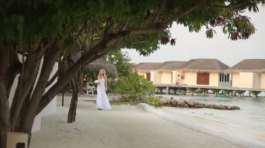 İlk bakmak genç düğün çift. Gelin düğün töreni için gök lagün Okyanusu yakınlarındaki beyaz kum plaj romantik tropik adada devam ediyor