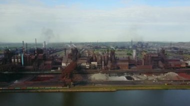 Havadan görünümü ile deniz kenarında Metalurji tesisi hava atmosfer ve nehir su kirliliği sanayileşmiş şehir üzerinde. Pis duman ve Duman boruları çelik fabrikası ve yüksek fırınlar üzerinden. Ekolojik