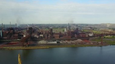 Havadan görünümü ile deniz kenarında Metalurji tesisi hava atmosfer ve nehir su kirliliği sanayileşmiş şehir üzerinde. Pis duman ve Duman boruları çelik fabrikası ve yüksek fırınlar üzerinden. Ekolojik