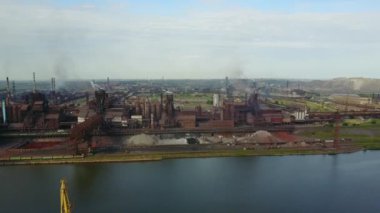 Havadan görünümü ile deniz kenarında Metalurji tesisi hava atmosfer ve nehir su kirliliği sanayileşmiş şehir üzerinde. Pis duman ve Duman boruları çelik fabrikası ve yüksek fırınlar üzerinden. Ekolojik