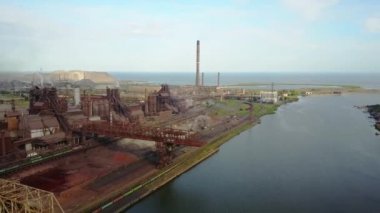 Havadan görünümü ile deniz kenarında Metalurji tesisi hava atmosfer ve nehir su kirliliği sanayileşmiş şehir üzerinde. Pis duman ve Duman boruları çelik fabrikası ve yüksek fırınlar üzerinden. Ekolojik