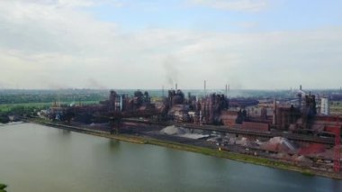 Havadan görünümü ile deniz kenarında Metalurji tesisi hava atmosfer ve nehir su kirliliği sanayileşmiş şehir üzerinde. Pis duman ve Duman boruları çelik fabrikası ve yüksek fırınlar üzerinden. Ekolojik