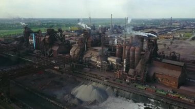 Havadan görünümü ile deniz kenarında Metalurji tesisi hava atmosfer ve nehir su kirliliği sanayileşmiş şehir üzerinde. Pis duman ve Duman boruları çelik fabrikası ve yüksek fırınlar üzerinden. Ekolojik