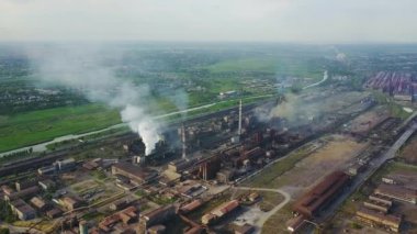 Havadan görünümü ile deniz kenarında Metalurji tesisi hava atmosfer ve nehir su kirliliği sanayileşmiş şehir üzerinde. Pis duman ve Duman boruları çelik fabrikası ve yüksek fırınlar üzerinden. Ekolojik