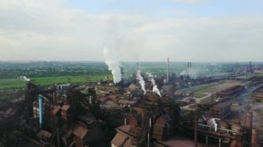 Havadan görünümü ile deniz kenarında Metalurji tesisi hava atmosfer ve nehir su kirliliği sanayileşmiş şehir üzerinde. Pis duman ve Duman boruları çelik fabrikası ve yüksek fırınlar üzerinden. Ekolojik