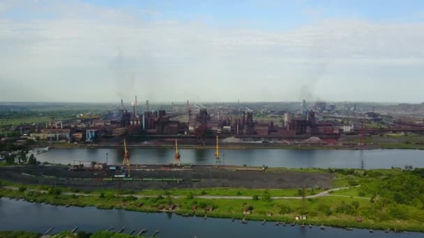 Vista aérea sobre la ciudad industrializada con la atmósfera del aire y la contaminación del agua del río de la planta metalúrgica cerca del mar. Humo sucio y smog de tuberías de fábrica de acero y altos hornos. Ecológico — Vídeo de stock