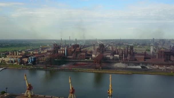 Flygfoto över industrialiserade stad med atmosfär och floden vatten luftföroreningar från metallurgical växten nära havet. Smutsig rök och smog från rör av stål fabrik och masugnar. Ekologiska — Stockvideo