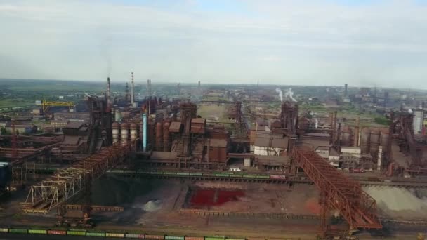 Luchtfoto uitzicht over geïndustrialiseerde stad met sfeer en rivier water veroorzaakte luchtverontreiniging metallurgische fabriek in de buurt van de zee. Vieze rook en smog uit buizen van staal fabriek en hoogovens. Ecologische — Stockvideo