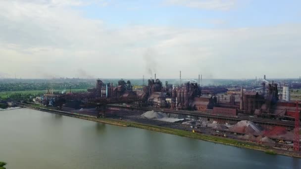 공기 분위기와 강 수 질 오염 바다 근처 금속 공장에서 산업된 도시에 공중 볼 수 있습니다. 더러운 연기 하 고 강철 공장 및 용광로의 파이프에서 스모그. 생태 — 비디오